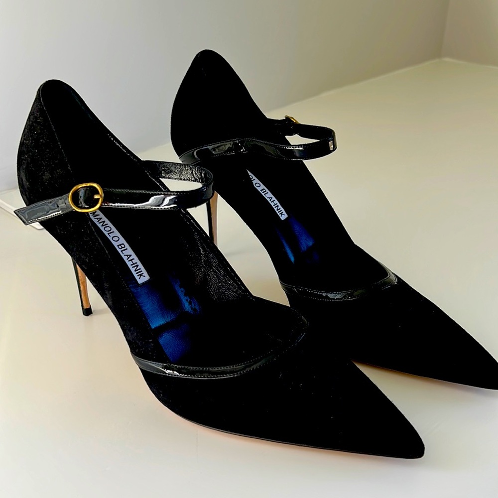 Black suede Manola Blanik heels